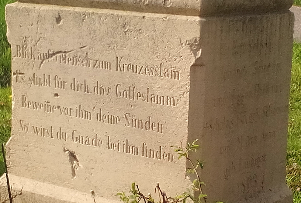 Inschrift auf dem Kreuz