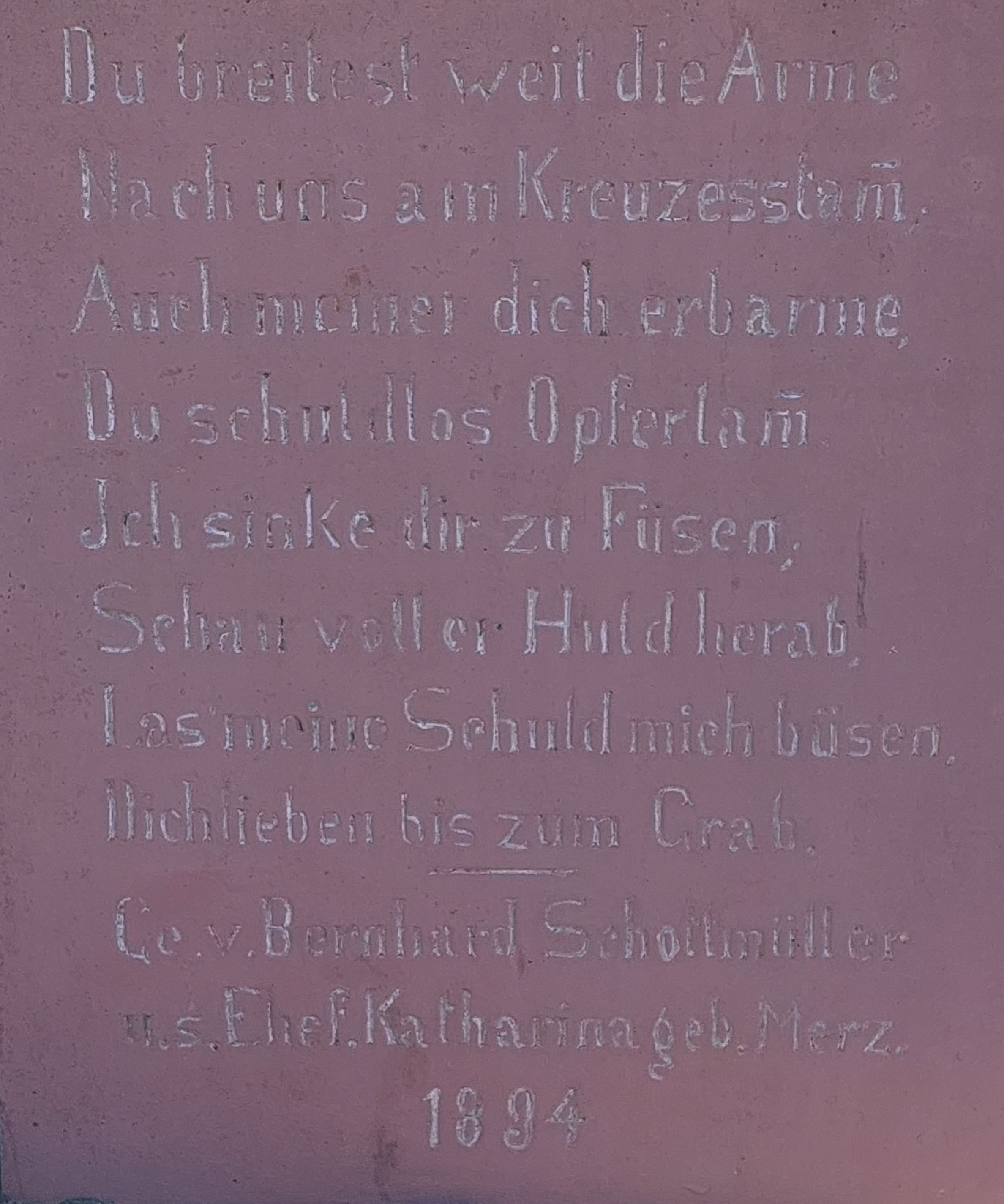 Inschrift auf dem Kreuz