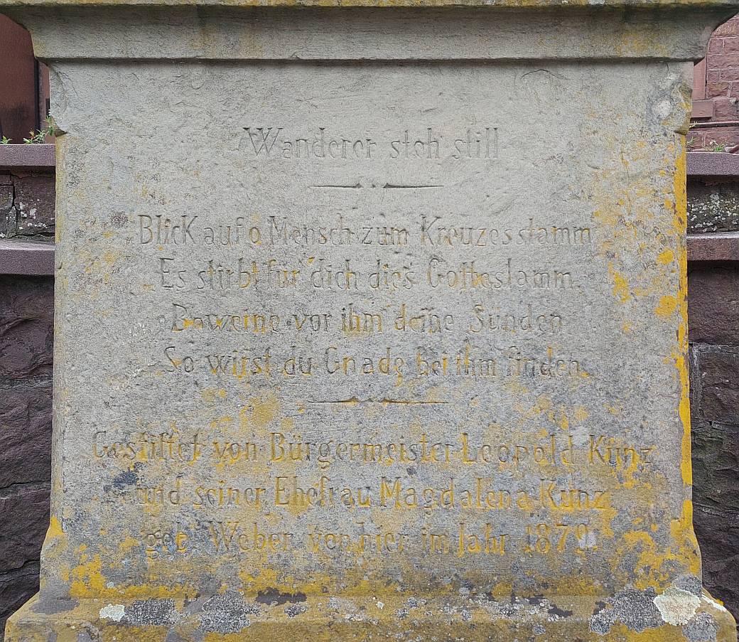 Inschrift auf dem Kreuz