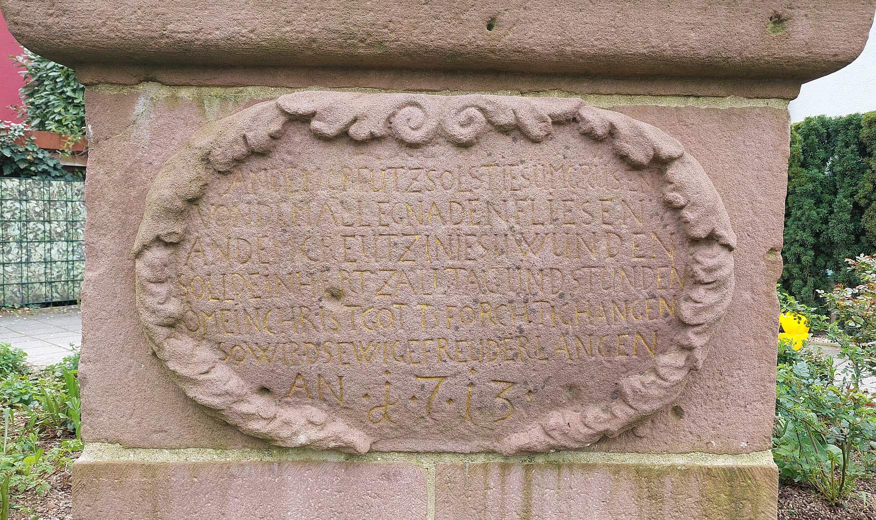 Inschrift auf dem Kreuz