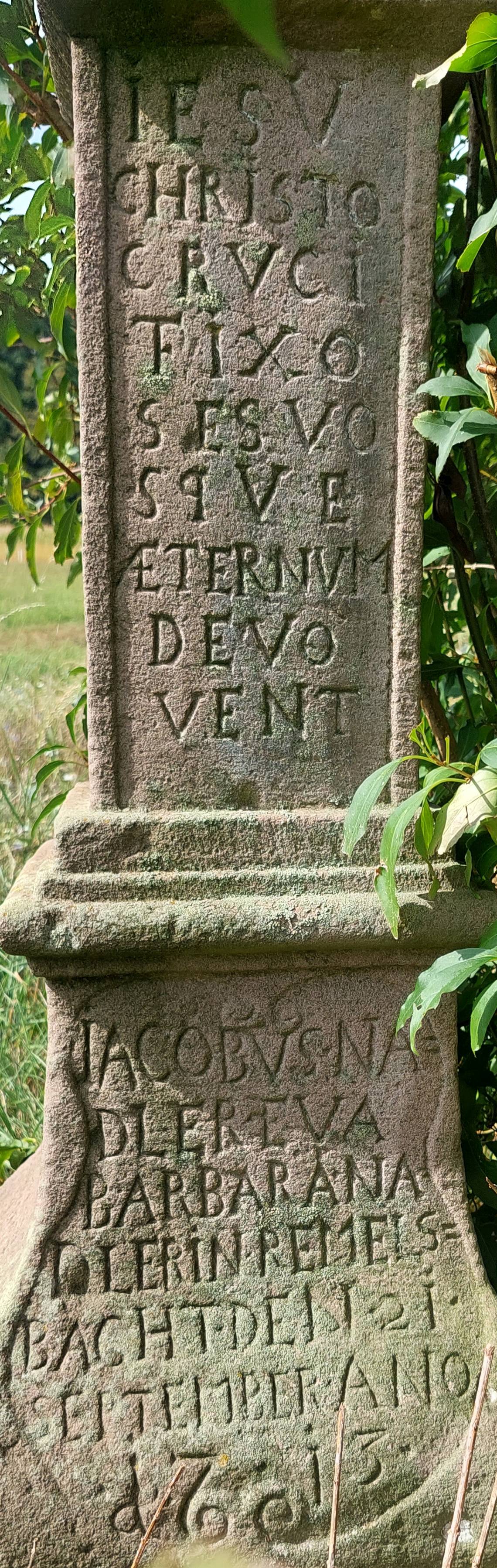 Inschrift auf dem Kreuz