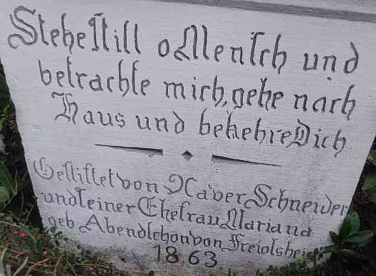 Inschrift auf dem Kreuz