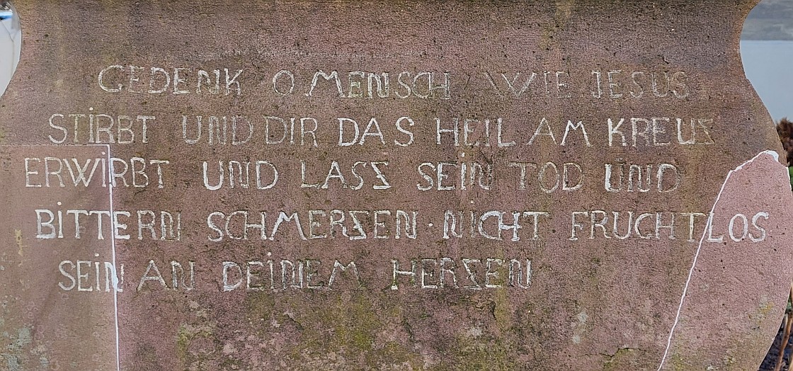 Inschrift auf dem Kreuz