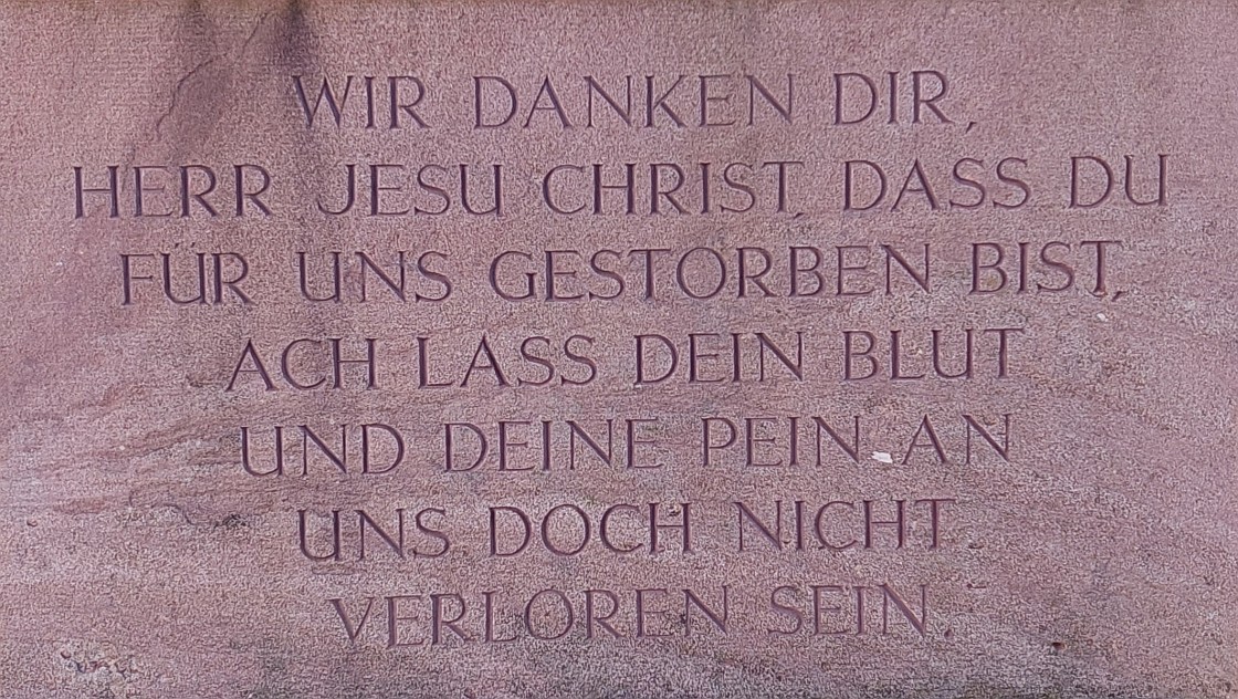 Inschrift auf dem Kreuz