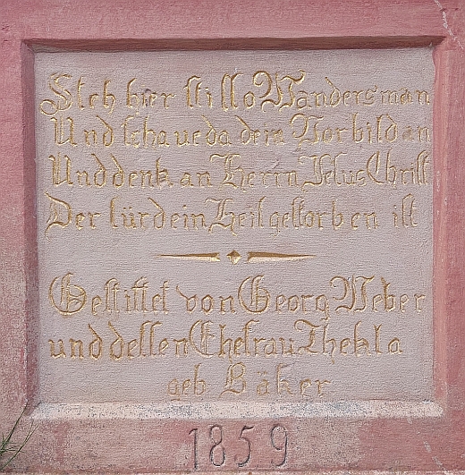 Inschrift auf dem Sockel des Kreuzes