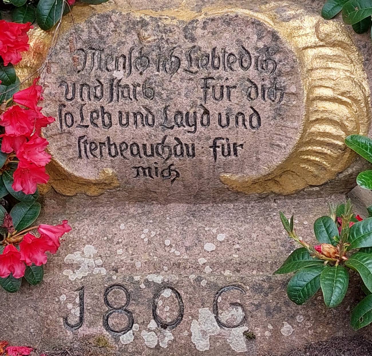 Inschrift auf dem Sockel der Kreuzes